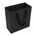 Sacchetto regalo 25 x 11 x 30 cm in carta nero con manici in tessuto