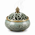 Bruciatore d'incenso in ceramica Ø16 cm verde salvia e oro con coperchio traforato decorativo